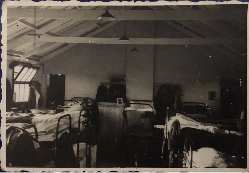 Hans Friedmann, Kitchener camp, bunk beds, 1939