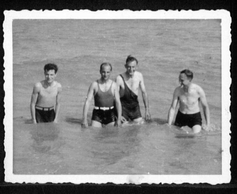 Kitchener camp, Werner Gembicki, Photo, Sandwich bay, Swiming with friends, August 1939, With Levy, Mosheim, and Hermann
