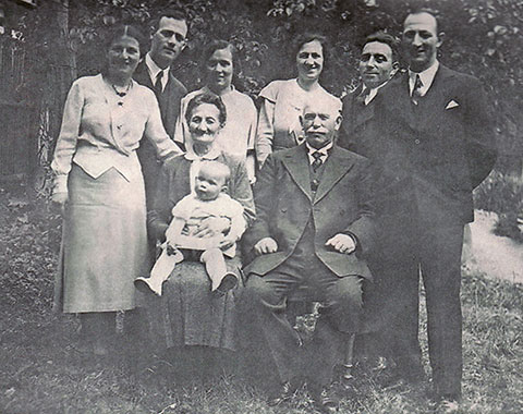 Kitchener camp, Walter Kleeberg and family in 1933 with Walter on the right
