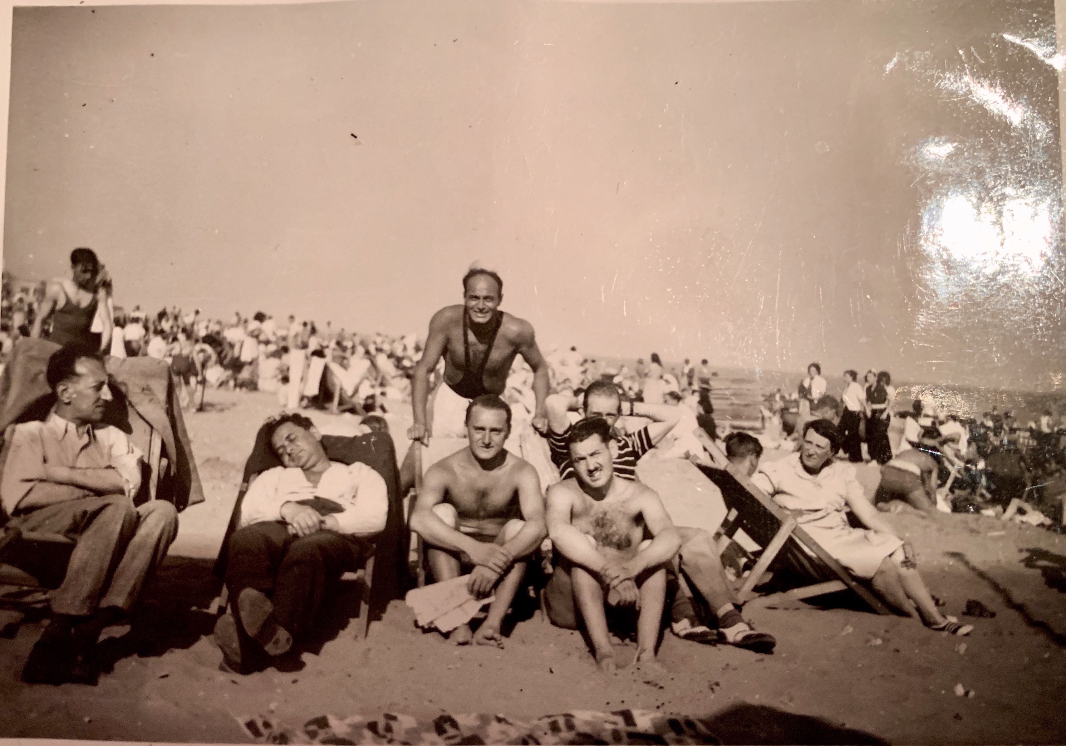 Kitchener camp, Oskar Reininger, Relaxing on the beach with friends, Summer 1939